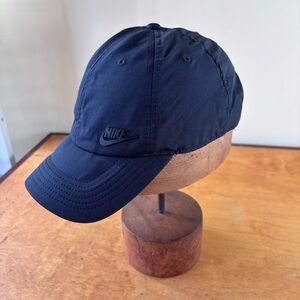 Nike Heritage 86 black lightweight athletic baseball cap.